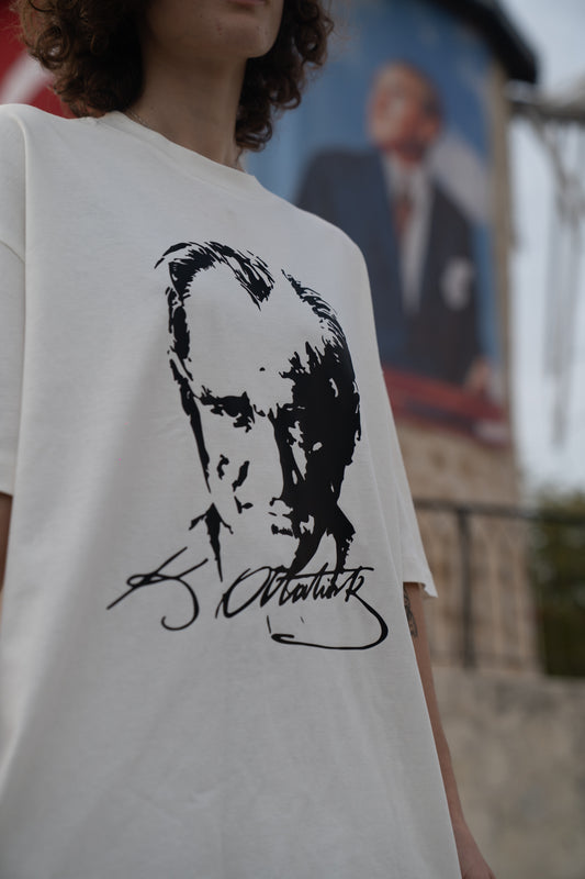 Atatürk İmzalı Oversize Tişört • Chillandout